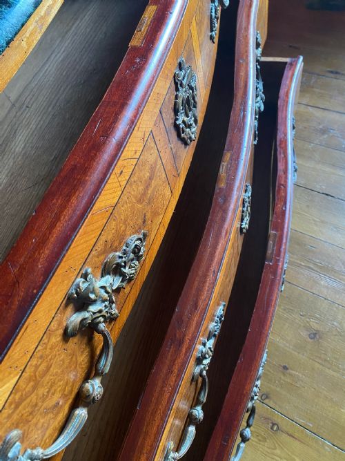 A LARGE MARBLE TOPPED LOUIS XV STYLE REGENCY COMMODE CHEST WITH ORMOLU MOUNTS - ADDITIONAL PHOTO 5