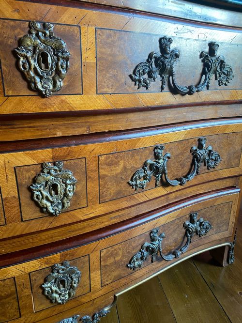 A LARGE MARBLE TOPPED LOUIS XV STYLE REGENCY COMMODE CHEST WITH ORMOLU MOUNTS - ADDITIONAL PHOTO 9