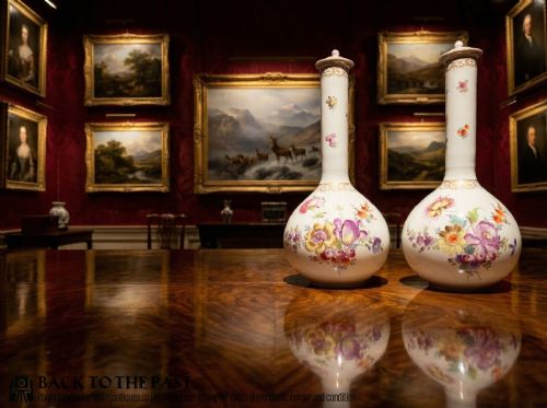 A LARGE PAIR OF 19THC SITZENDORF VASES WITH COVERS OF BULBOUS FORM HAND PAINTED FLORAL DECORATION - ADDITIONAL PHOTO 7