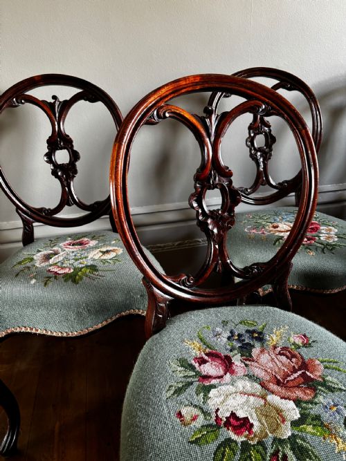 A QUALITY SET OF SIX VICTORIAN ROSEWOOD DINING CHAIRS WITH DUCK EGG BLUE NEEDLEPOINT SEATS - ADDITIONAL PHOTO 2