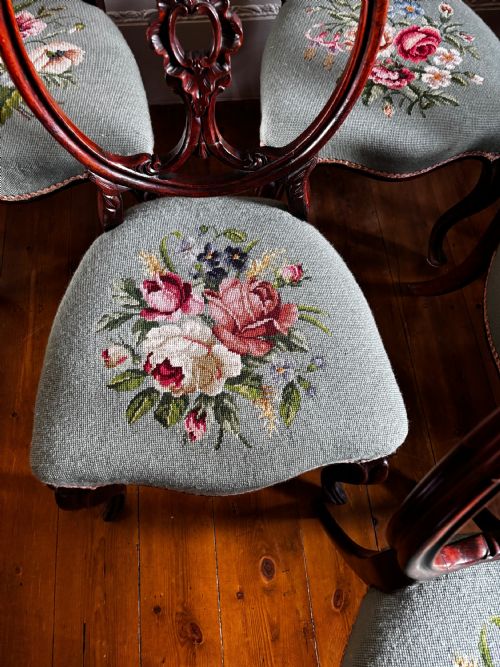 A QUALITY SET OF SIX VICTORIAN ROSEWOOD DINING CHAIRS WITH DUCK EGG BLUE NEEDLEPOINT SEATS - ADDITIONAL PHOTO 6