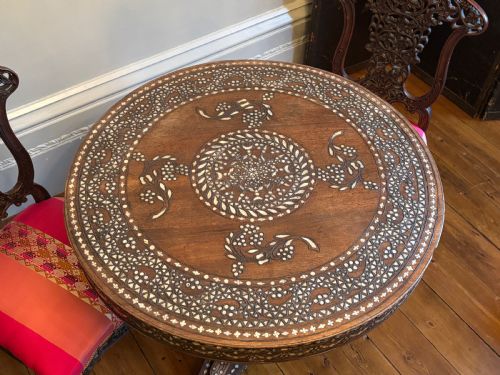A 19TH CENTURY ANGLO INDIAN MOTHER OF PEARL INLAID PEDESTAL TABLE 85 CM DIAM - ADDITIONAL PHOTO 11