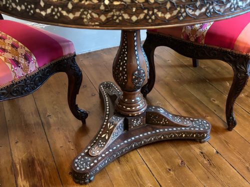 A 19TH CENTURY ANGLO INDIAN MOTHER OF PEARL INLAID PEDESTAL TABLE 85 CM DIAM - ADDITIONAL PHOTO 1