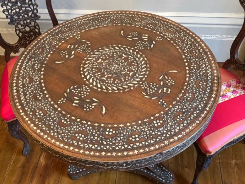 A 19TH CENTURY ANGLO INDIAN MOTHER OF PEARL INLAID PEDESTAL TABLE 85 CM DIAM - ADDITIONAL PHOTO 3