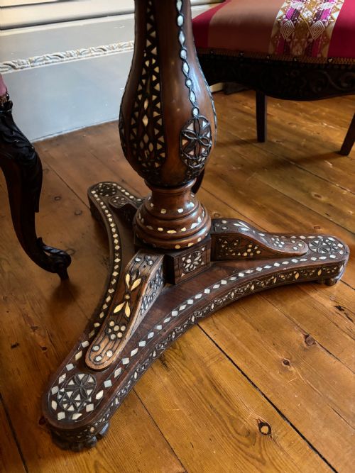 A 19TH CENTURY ANGLO INDIAN MOTHER OF PEARL INLAID PEDESTAL TABLE 85 CM DIAM - ADDITIONAL PHOTO 6