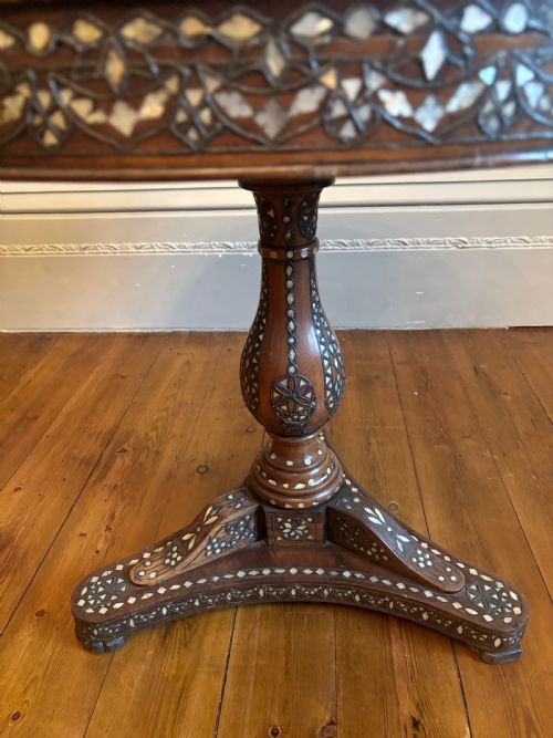 A 19TH CENTURY ANGLO INDIAN MOTHER OF PEARL INLAID PEDESTAL TABLE 85 CM DIAM - ADDITIONAL PHOTO 17