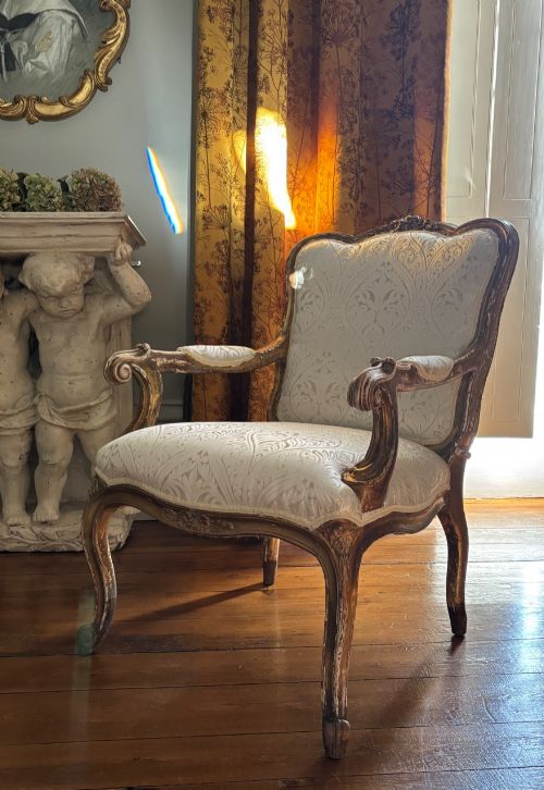 AN ELEGANT LOUIS VX STYLE GILTWOOD OPEN ARMCHAIR IN THE MANNER OF BLAISE MAUCUY