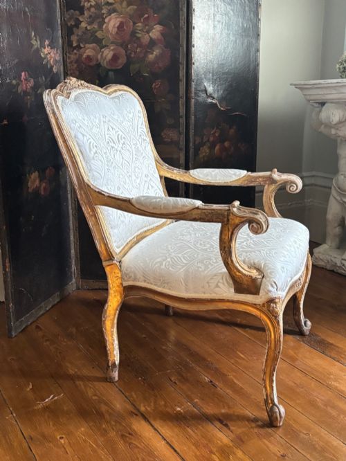 AN ELEGANT LOUIS VX STYLE GILTWOOD OPEN ARMCHAIR IN THE MANNER OF BLAISE MAUCUY - ADDITIONAL PHOTO 6