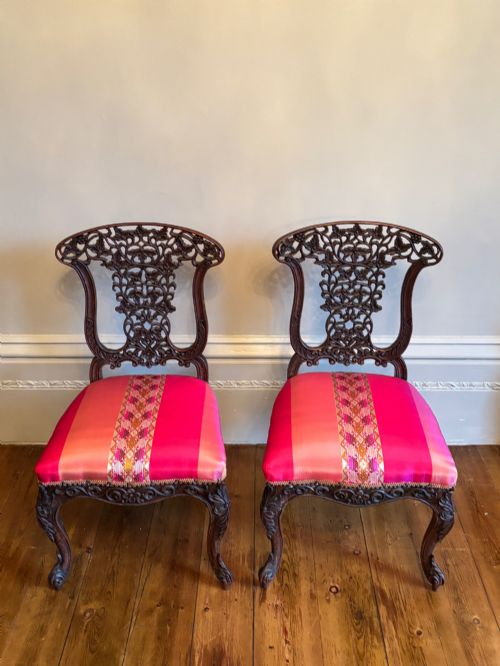 A SUPERB PAIR OF 19TH CENTURY ANGLO INDIAN PADAUK CHAIRS - ADDITIONAL PHOTO 1