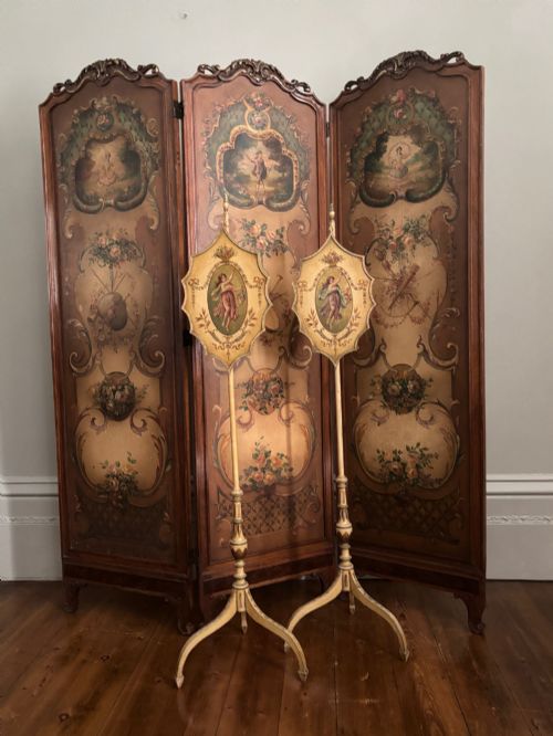 A PAIR OF HEPPLEWHITE POLE SCREENS ON SPADE FEET C1820 - ADDITIONAL PHOTO 1
