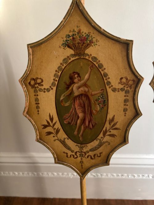 A PAIR OF HEPPLEWHITE POLE SCREENS ON SPADE FEET C1820 - ADDITIONAL PHOTO 3