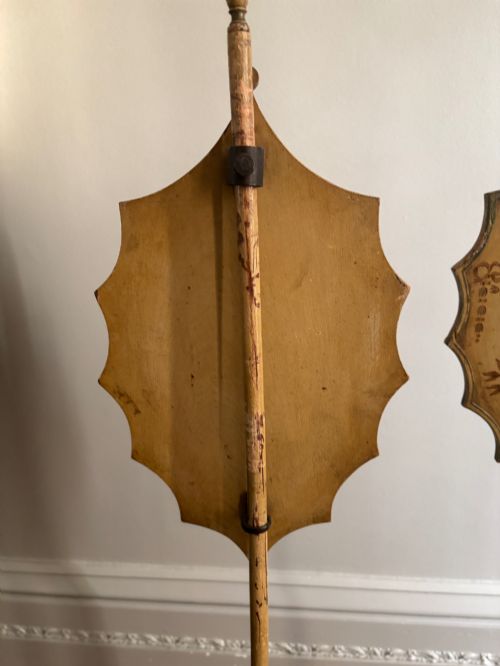 A PAIR OF HEPPLEWHITE POLE SCREENS ON SPADE FEET C1820 - ADDITIONAL PHOTO 5