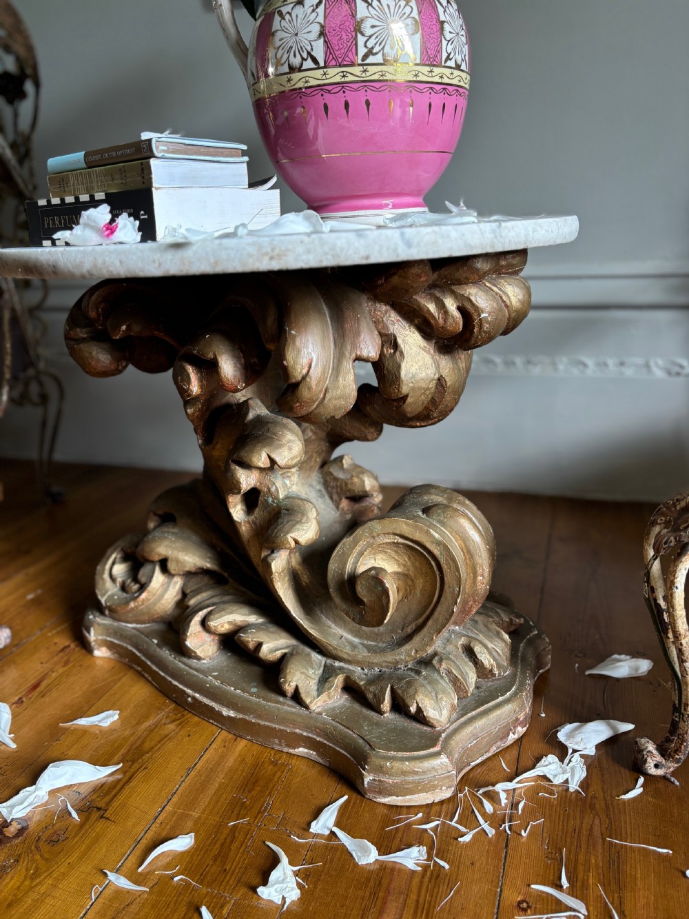 An 18th-century Italian Baroque side table featuring a circular white marble top set upon an ornately carved, gilded limewood base with acanthus leaf scrollwork. View VII