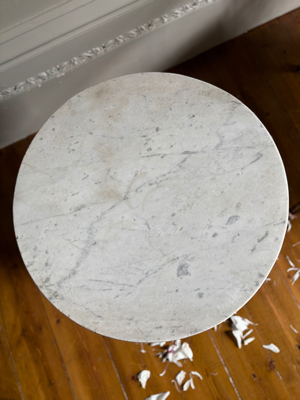 An 18th-century Italian Baroque side table featuring a circular white marble top set upon an ornately carved, gilded limewood base with acanthus leaf scrollwork. View V