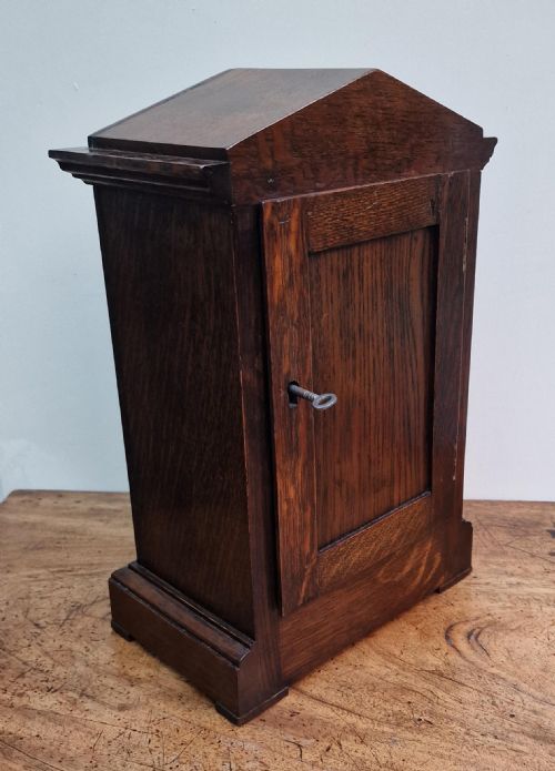 fig 1. A RAF WW2 Officers Mess Clock