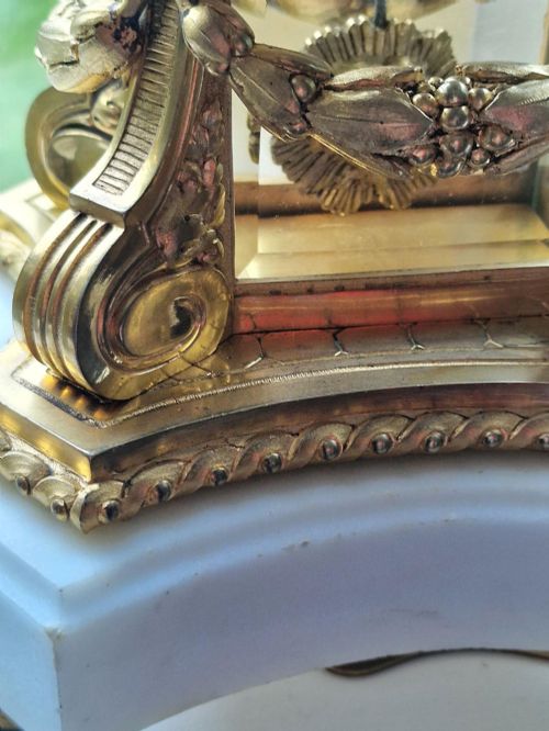 A FRENCH GILT AND MARBLE MANTEL CLOCK - ADDITIONAL PHOTO 6