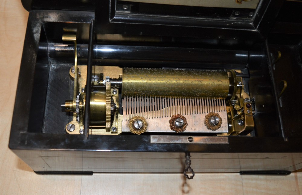 Smaller 6 air Victorian musical box View II