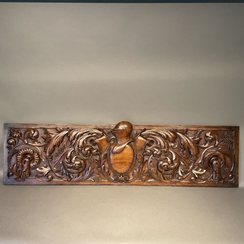 carved walnut panel with armorial crest - CATEGORY: ANTIQUE MISCELLANEOUS - DATED 19TH CENTURY
