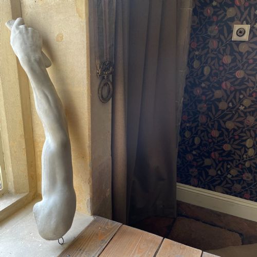 A RARE GRAND TOUR STYLE LIFESIZE PLASTER ARM OF THE BORGHESE GLADIATOR - ADDITIONAL PHOTO 2