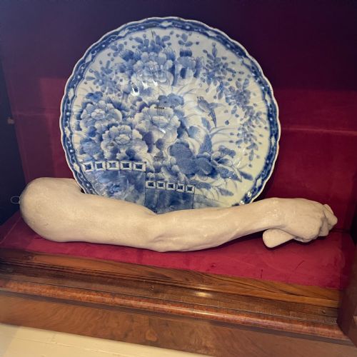 A RARE GRAND TOUR STYLE LIFESIZE PLASTER ARM OF THE BORGHESE GLADIATOR - ADDITIONAL PHOTO 5