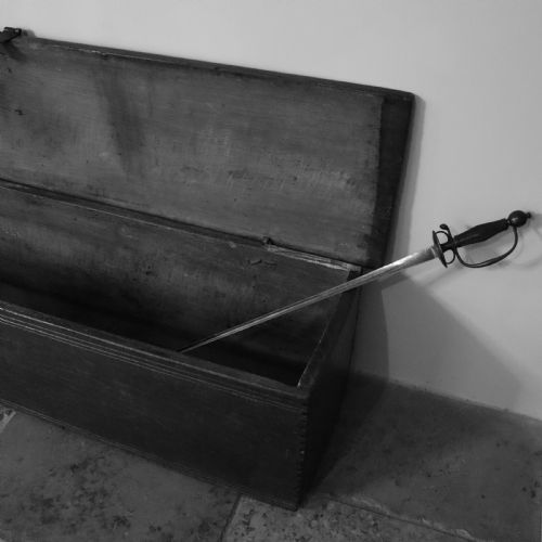 LATE 17THEARLY 18TH CENTURY ELM SIX PLANK SWORD CHESTCOFFER - ADDITIONAL PHOTO 1
