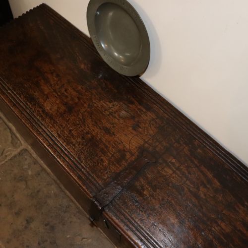 LATE 17THEARLY 18TH CENTURY ELM SIX PLANK SWORD CHESTCOFFER - ADDITIONAL PHOTO 4