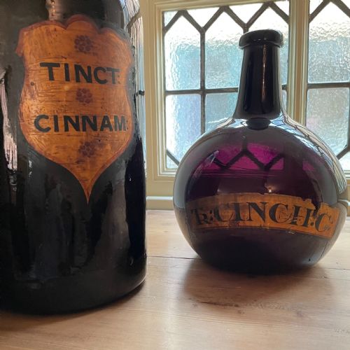 RARE 19TH CENTURY AMETHYST GLASS PHARMACIST'S BOTTLE WITH CHEMIST'S BOTTLE - ADDITIONAL PHOTO 4