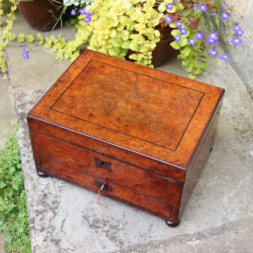 AMBOYNA WORKBOX WITH EBONY STRINGING ENGLISH CIRCA 1860 - ADDITIONAL PHOTO 1