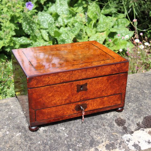 AMBOYNA WORKBOX WITH EBONY STRINGING ENGLISH CIRCA 1860 - ADDITIONAL PHOTO 3