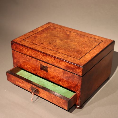 AMBOYNA WORKBOX WITH EBONY STRINGING ENGLISH CIRCA 1860 - ADDITIONAL PHOTO 6