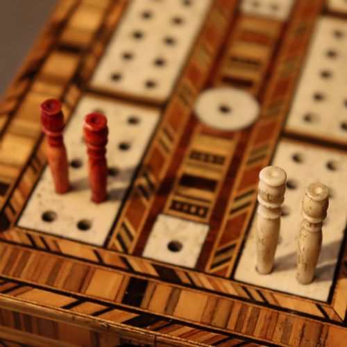 MID 19TH CENTURY PARQUETRY CRIBBAGE BOARD WITH MASONIC DEVICE - ADDITIONAL PHOTO 2