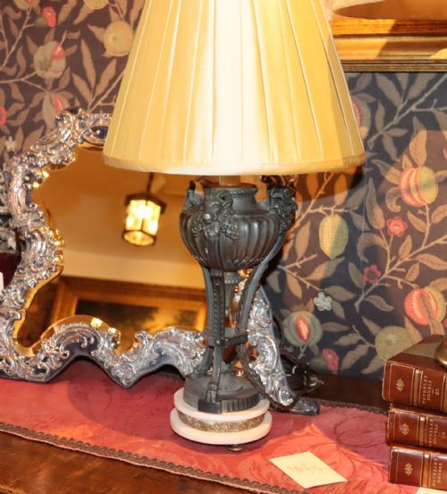 CIRCA 1900 ENGLISH CAST METAL PARCEL GILT AND MARBLE TABLE LAMP - ADDITIONAL PHOTO 1