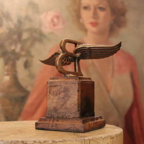 fig 1. Bentley 1920s Bronze winged ‘flying B’ mascot