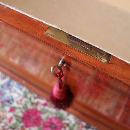 A VICTORIAN MAHOGANY CHAISE LONGUE - ADDITIONAL PHOTO 5