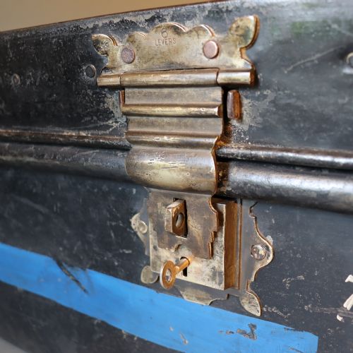 WORLD WAR II RAF METAL TRUNK FOR FLT C A CAPON - ADDITIONAL PHOTO 4