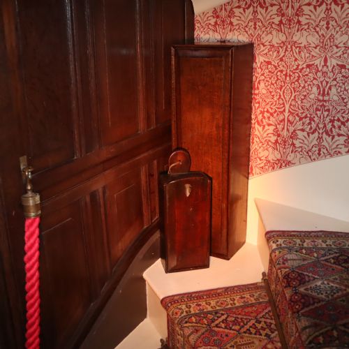 AN EXTREMELY LARGE 18TH CENTURY OAK CANDLE BOX - ADDITIONAL PHOTO 6