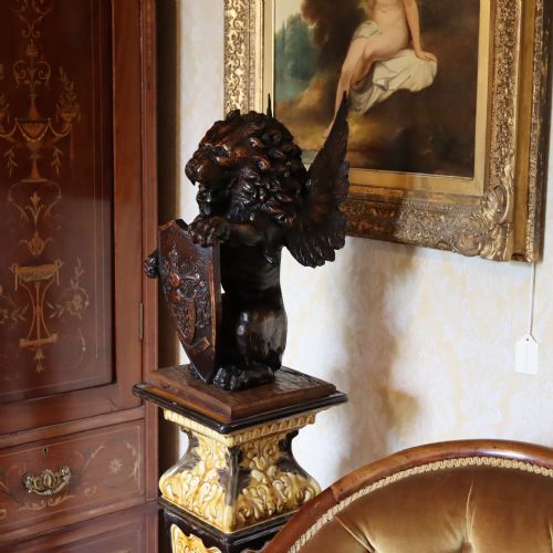 LARGE MID 19TH CENTURY CARVED OAK NEWEL POST OR SIMILAR CAPITAL IN THE FORM OF A WINGED LION HOLDING A SHIELD - ADDITIONAL PHOTO 2