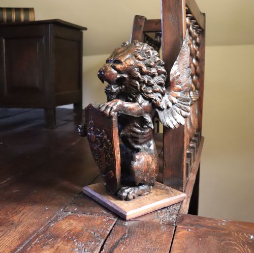 LARGE MID 19TH CENTURY CARVED OAK NEWEL POST OR SIMILAR CAPITAL IN THE FORM OF A WINGED LION HOLDING A SHIELD - ADDITIONAL PHOTO 3