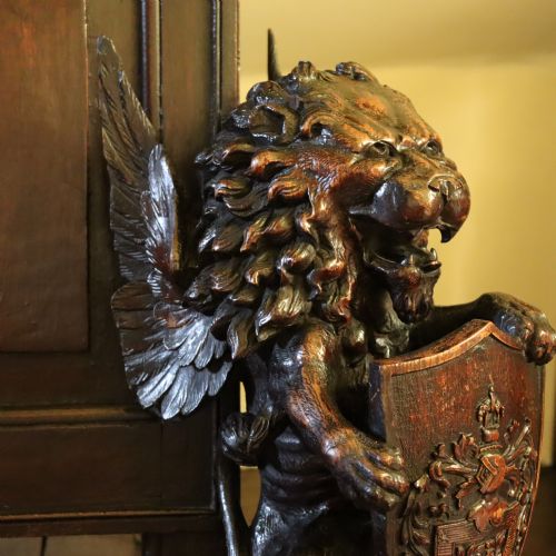 LARGE MID 19TH CENTURY CARVED OAK NEWEL POST OR SIMILAR CAPITAL IN THE FORM OF A WINGED LION HOLDING A SHIELD - ADDITIONAL PHOTO 4