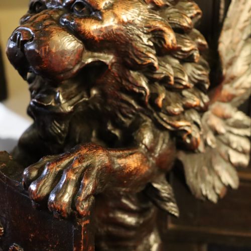 LARGE MID 19TH CENTURY CARVED OAK NEWEL POST OR SIMILAR CAPITAL IN THE FORM OF A WINGED LION HOLDING A SHIELD - ADDITIONAL PHOTO 9