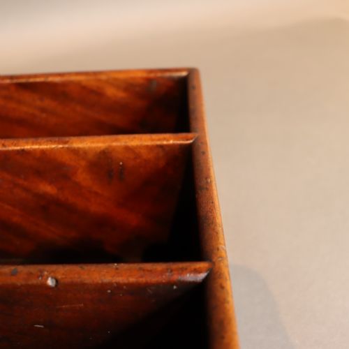 EARLY TO MID 19TH CENTURY MAHOGANY CUTLERY TRAY - ADDITIONAL PHOTO 4