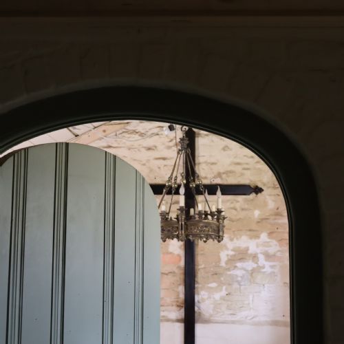 LARGE ENGLISH CRUCIFIX IN THE MANNER OF AWN PUGIN - ADDITIONAL PHOTO 1