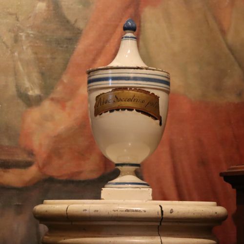 large majolica pharmacyapothacary jar early 19th century - CATEGORY: ANTIQUE VASES - DATED 19TH CENTURY