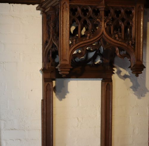 A LARGE AND IMPRESSIVE 19TH CENTURY GOTHIC REVIVAL OAK DISPLAY STAND - ADDITIONAL PHOTO 1