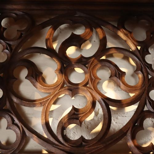 A LARGE AND IMPRESSIVE 19TH CENTURY GOTHIC REVIVAL OAK DISPLAY STAND - ADDITIONAL PHOTO 4