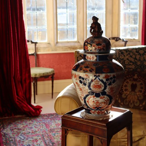 A JAPANESE IMARI LIDDED VASE OF BOLD SCALE - ADDITIONAL PHOTO 3