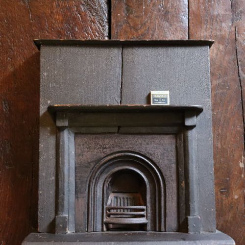 A VICTORIAN SALESMANS MINIATURE SAMPLE OF A CAST IRON FIREPLACE - ADDITIONAL PHOTO 2