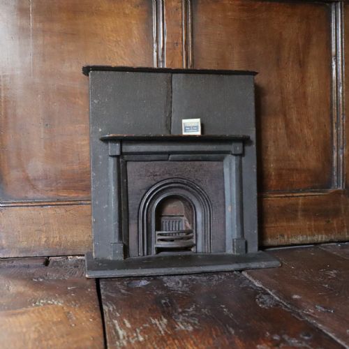 A VICTORIAN SALESMANS MINIATURE SAMPLE OF A CAST IRON FIREPLACE - ADDITIONAL PHOTO 6