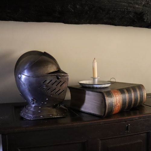 A FINE 16TH CENTURY CONTINENTAL CLOSE HELMET - ADDITIONAL PHOTO 1
