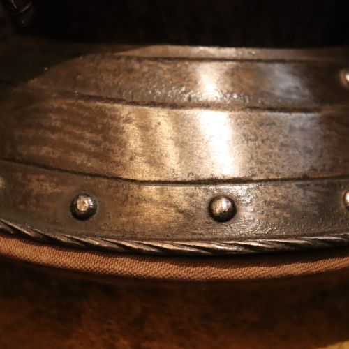 A FINE 16TH CENTURY CONTINENTAL CLOSE HELMET - ADDITIONAL PHOTO 5